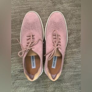 Steve Madden Vaelen Pink Suede Shoes. Sizes 8 on laces flat sole.